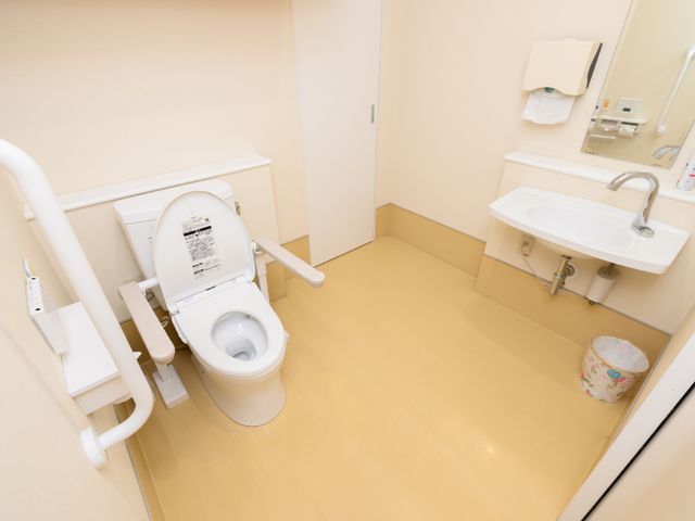 バリアフリー対応トイレ トイレ 手すり付きで広々としたトイレです。安全かつ快適な個室で、利用者の自立支援に配慮しています。