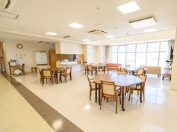 明るい食堂の空間