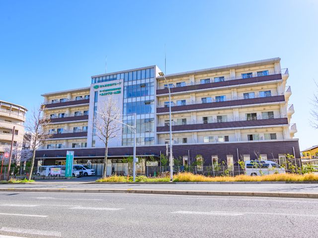 多階層の施設外観 外観 広々とした建物は清潔感に溢れ、確かな安心感を提供します。明るい日差しの中での勤務は、気持ちも新たになりますね。