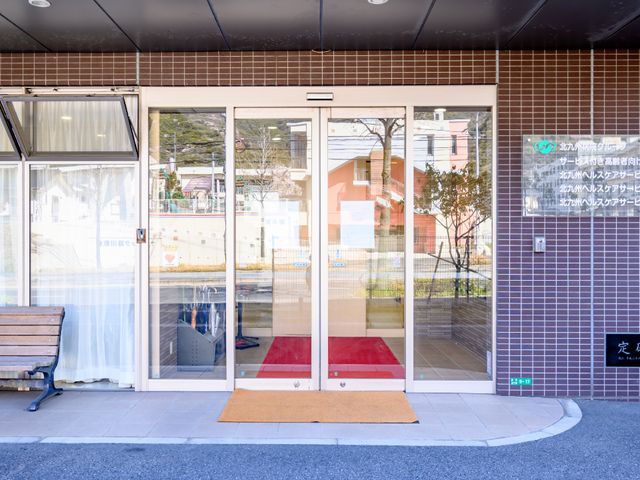 エントランスの自動ドア 外観 広々とした入口は自動ドアで、誰もが気軽に出入りできるように配慮されています。新しい職場への第一歩を軽やかに踏み出せる環境です。
