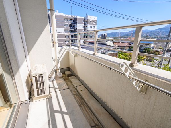 明るい市街地のバルコニー