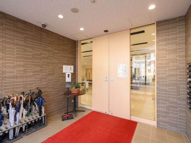 エントランスの明るい風景 玄関 入り口はバリアフリー設計で、スタッフや来訪者の出入りがしやすいよう配慮されています。手洗い設備も整っており、衛生面にも気を遣った環境です。
