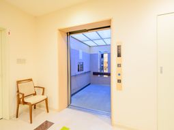 エレベーターホールとイス