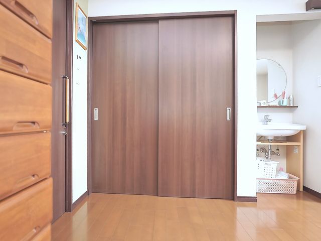 居室の洗面台付き入口 クローゼット 洗面台が備わった居室の入り口です。プライベートな空間としての配慮が感じられる設計になっております。