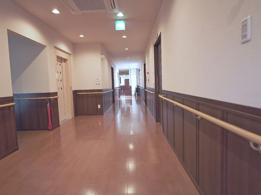 清潔な木目調の廊下