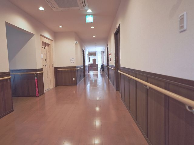 清潔な木目調の廊下 廊下 手すり付きの広々とした廊下は、どなたでも安心して歩ける配慮がされています。