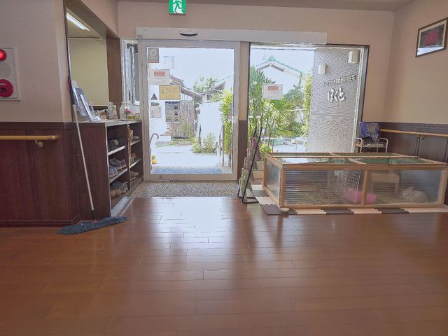 出入口付近のエントランス 玄関 広がりのある明るい出入口付近です。入退館の際に、快適にお過ごしいただけるよう配慮されています。