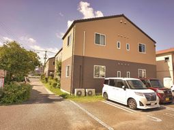 暖かみのある外観の建物