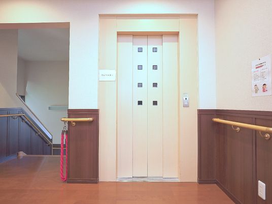 清潔なエレベーターホール