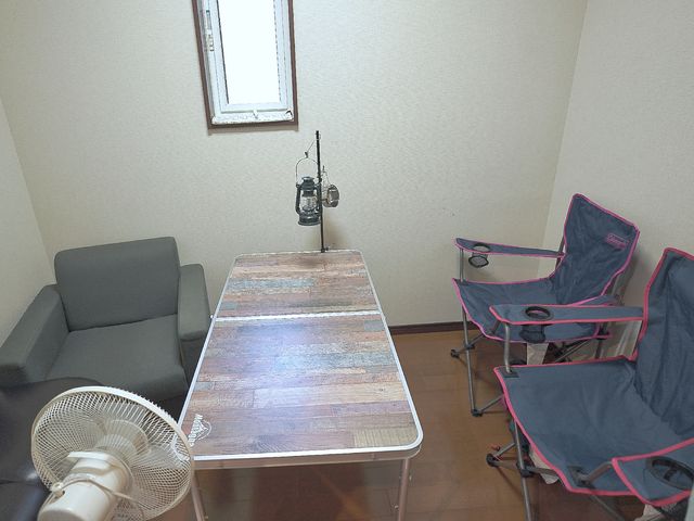 快適な居室の一角 談話室 広々として快適な空間の一部です。落ち着いた色合いの家具が配置されており、ほっと一息つける場所があります。