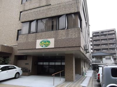 建物正面エントランス