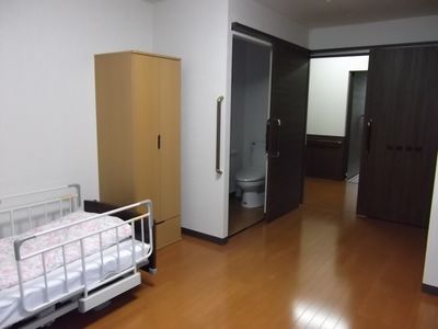 閑静な居室と洗面所