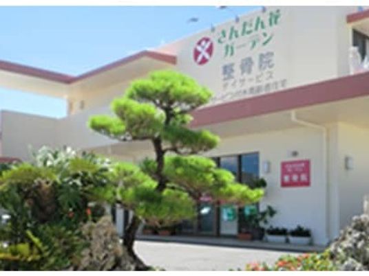 緑の木がある建物外観  