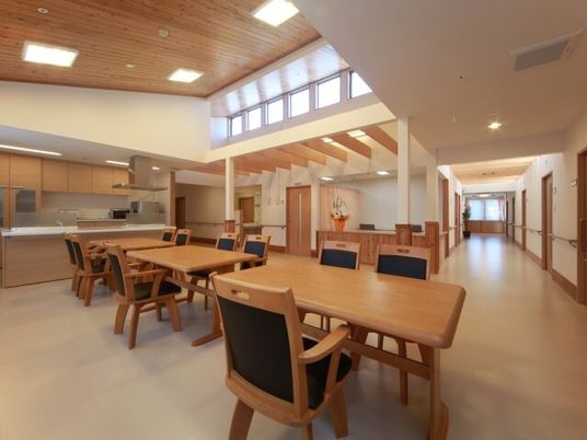 広々とした明るい食堂