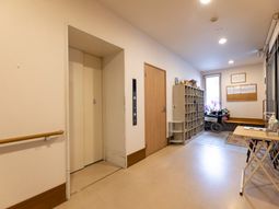 廊下とエレベーターの様子