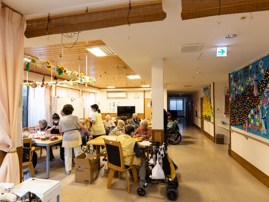 多目的室で活動中の利用者