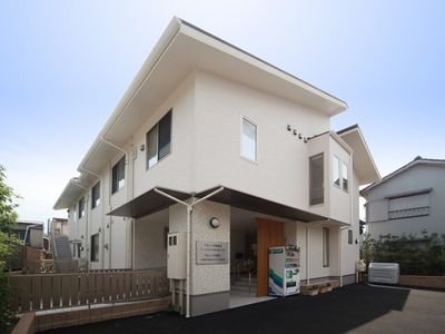 白い建物の外観エントランス