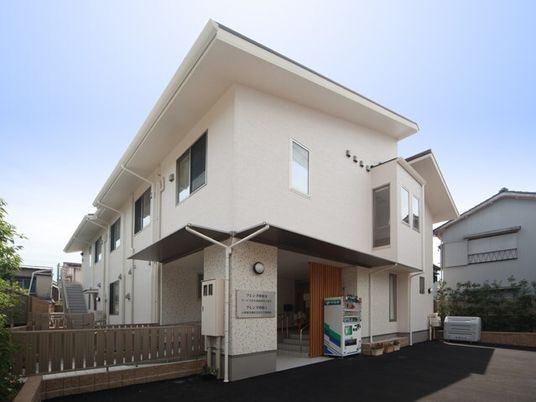 白い建物の外観エントランス