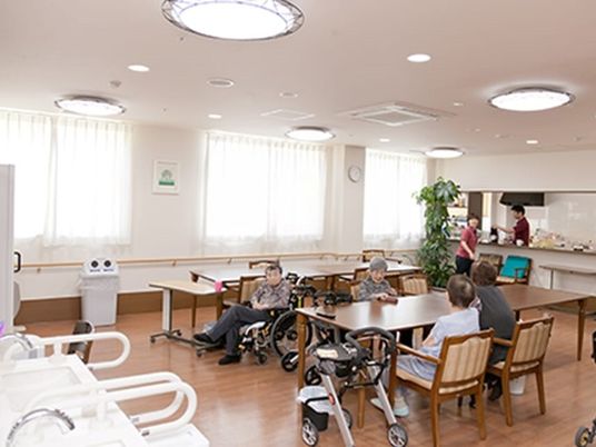 明るい共用ダイニングスペース