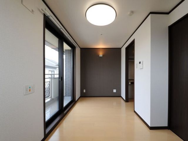明るく広々した居室 居室 ゆとりある造りと窓から自然光が差し込む居室です。個々の生活スタイルに合わせて、家具選びや配置が可能です。