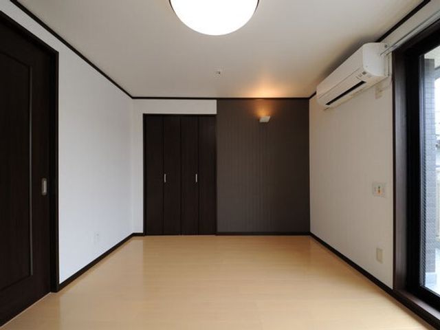 ゆったり広々とした居室 居室 ゆとりある広さの居室は、落ち着いた色合いでまとめられ、明るい照明が快適な暮らしをサポートします。窓からは自然光が入り、居心地の良い空間です。