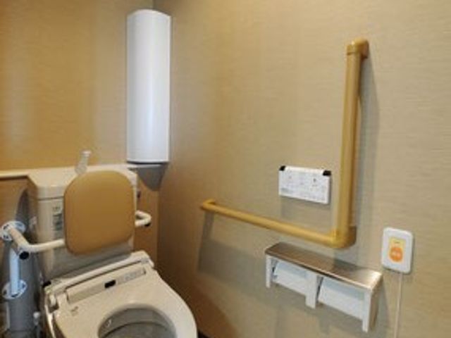 バリアフリー設計のトイレ トイレ 手すり完備で安全な使い心地のトイレです。清潔感のある空間が保たれております。