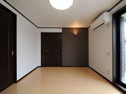 シンプルな空間の居室