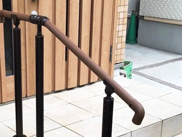 手すり付きの通路 廊下   手すりが設置された通路です。段差の少ない床で、移動時の安心感が伝わります。
