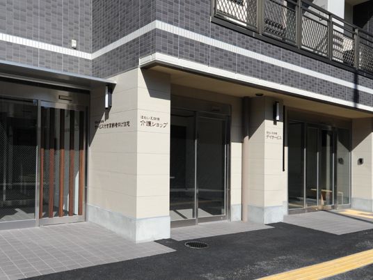 施設外観の出入口  