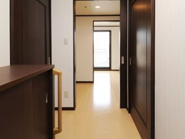 きれいな廊下と手すり 居室 ゆったりとしたきれいな廊下が続いています。手すりも設置され、歩行に不安のある方も安心して利用可能です。