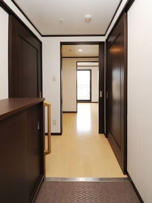 きれいな廊下と手すり