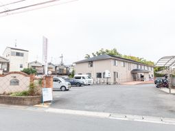 駐車場付きの外観