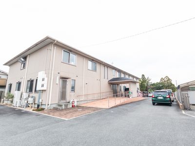 駐車場のある建物外観