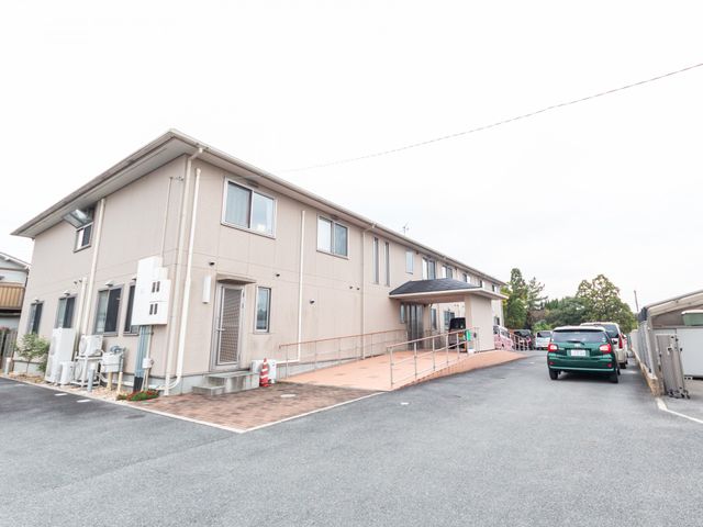駐車場のある建物外観