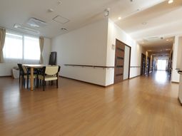 広々とした明るい共有スペース