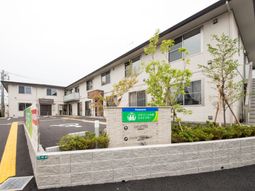 白い建物のエントランス