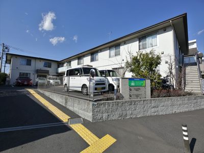 明るい日差しの外観