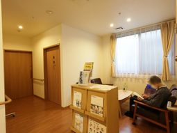 暖色系の明るい居室空間
