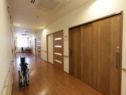 廊下の明るい雰囲気