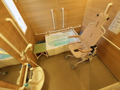 バリアフリー設計の浴室