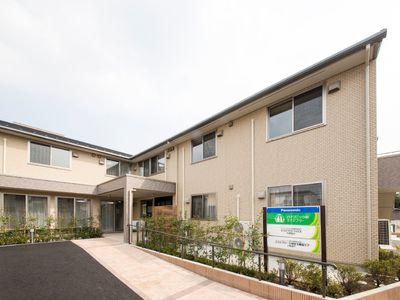 ベージュの建物の外観