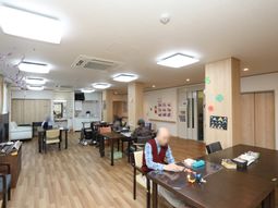 共有スペースに人々