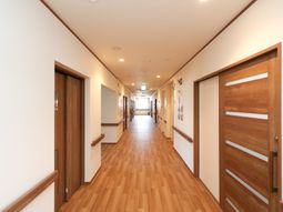 明るい通路と部屋の扉