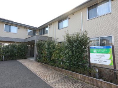 外観と看板の広角ビュー