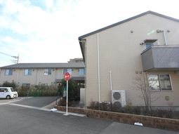 明朗な建物と駐車場