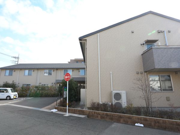 明朗な建物と駐車場