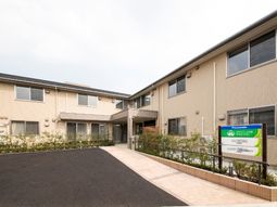 明るい外観の建物エントランス