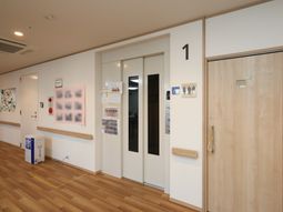 廊下と扉が整然と並ぶ