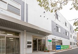 清潔感のある建物エントランス