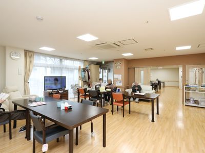 広々とした明るい食堂